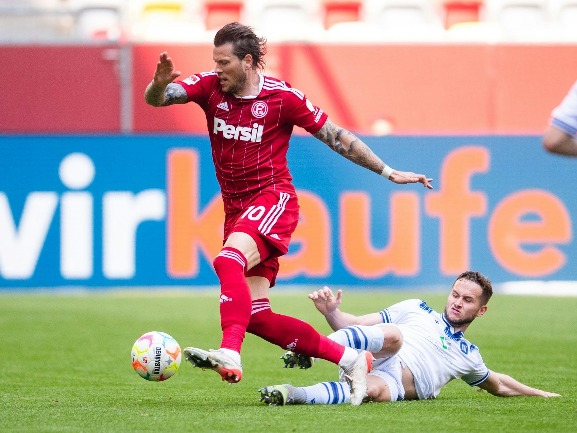 Karlsruhes Christoph Kobald grätscht gegen Düsseldorfs Daniel Ginczek.