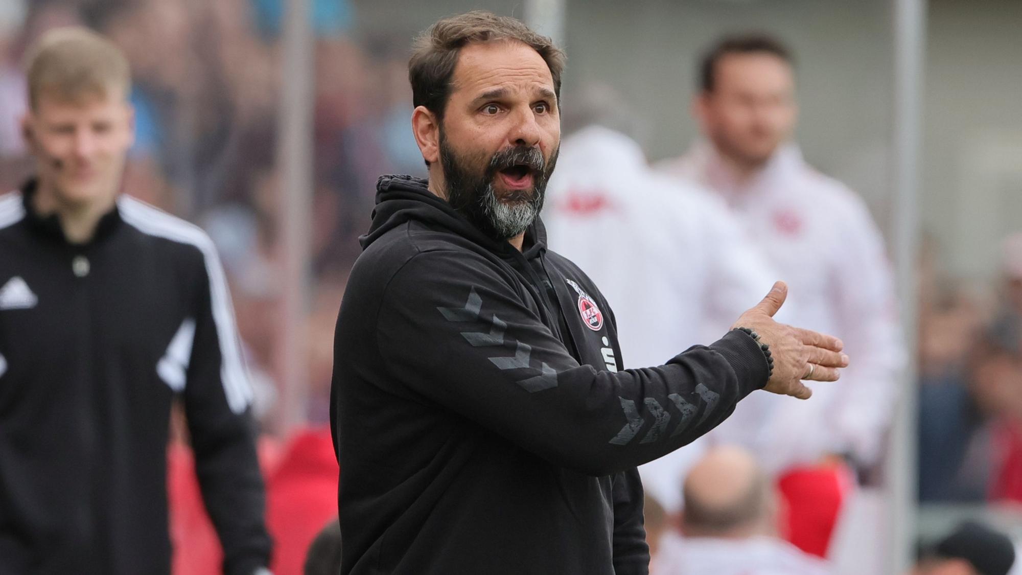 Stefan Ruthenbeck, U19-Trainer beim 1. FC Köln, gibt Anweisungen am Spielfeldrand.