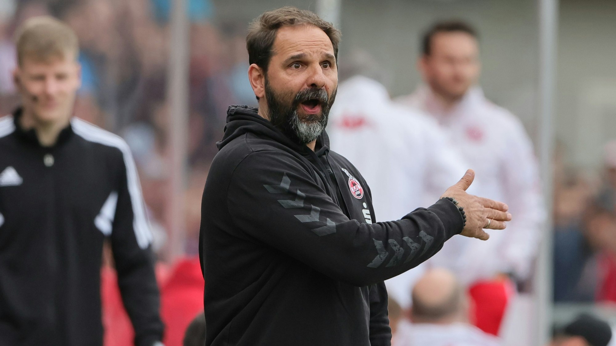 Stefan Ruthenbeck, U19-Trainer beim 1. FC Köln, gibt Anweisungen am Spielfeldrand.