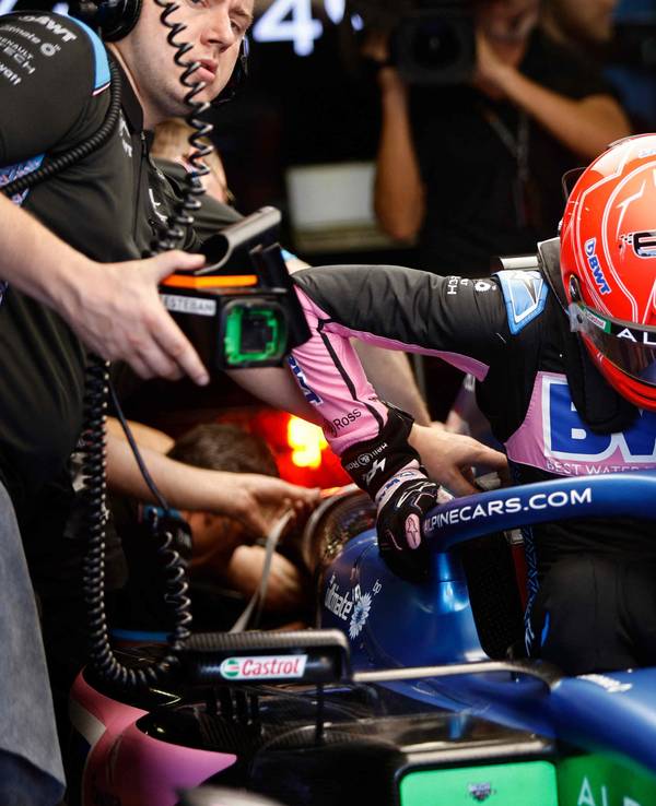 Esteban Ocon steigt nach dem Qualifying in Baku aus seinem Wagen.