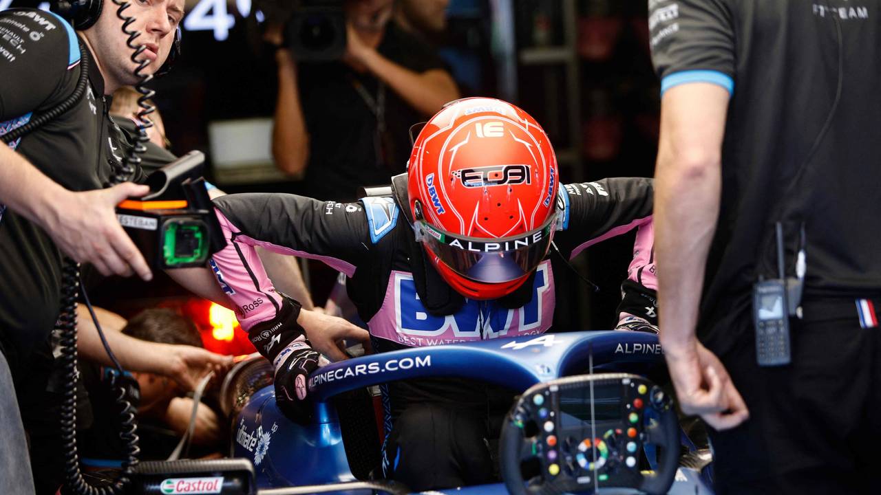 Esteban Ocon steigt nach dem Qualifying in Baku aus seinem Wagen.