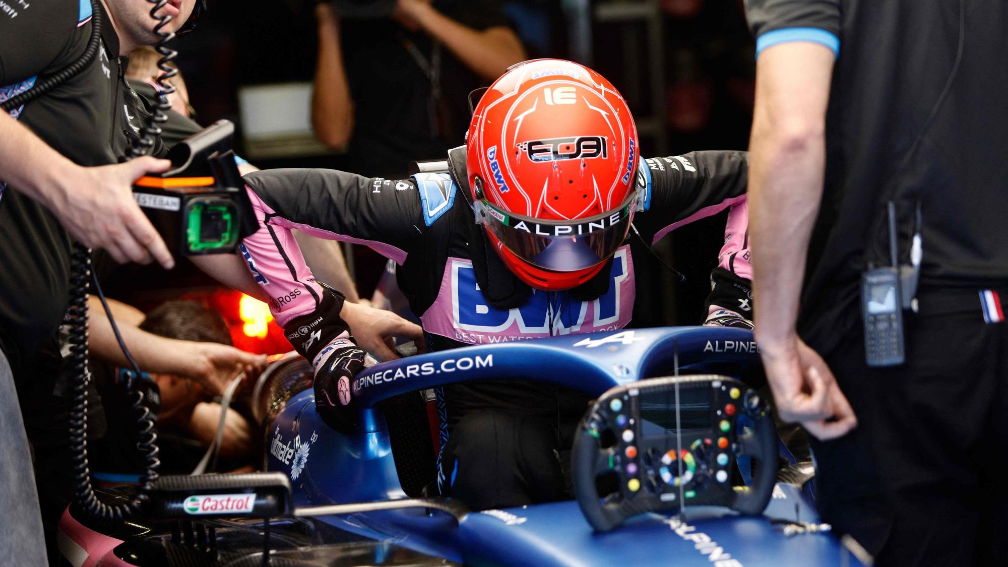 Esteban Ocon steigt nach dem Qualifying in Baku aus seinem Wagen.