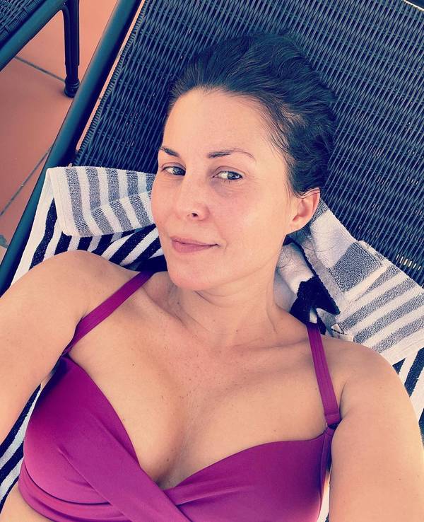 „Sat.1 Frühstücksfernsehen“ Moderatorin Vanessa Blumhagen schießt ein Selfie und trägt dabei nur einen lilalen Bikini.