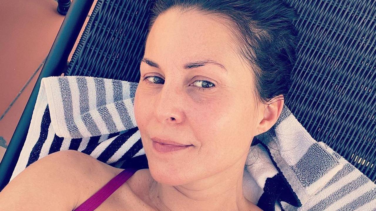 „Sat.1 Frühstücksfernsehen“ Moderatorin Vanessa Blumhagen schießt ein Selfie und trägt dabei nur einen lilalen Bikini.
