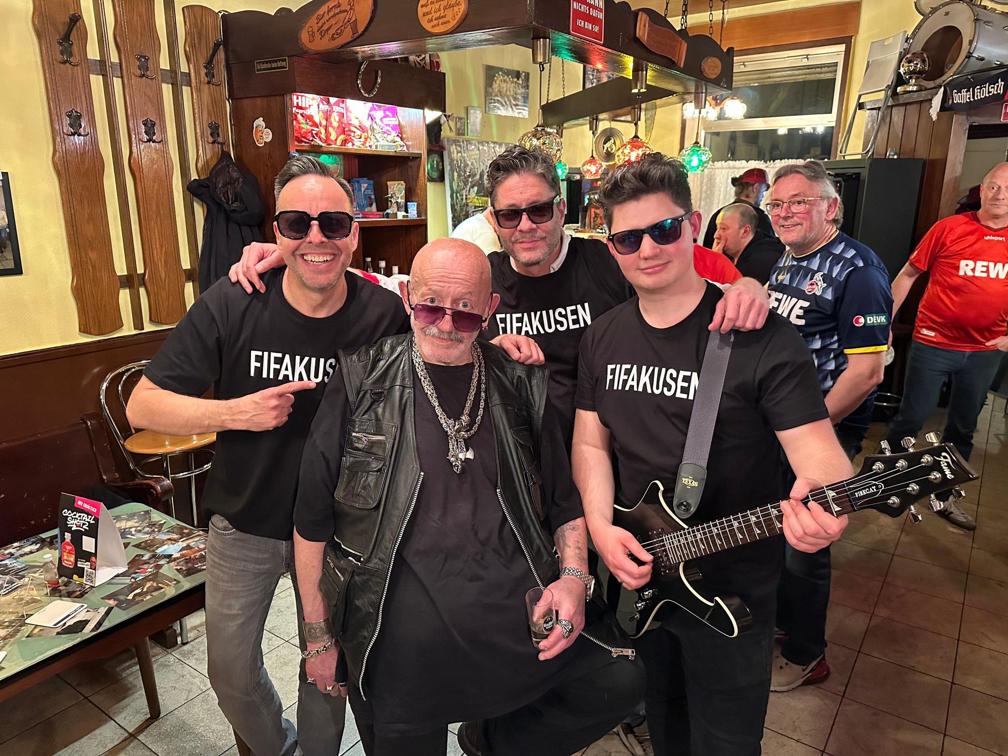 Videodreh zum Song „Fifakusen“ in einer Kölner Kneipe.