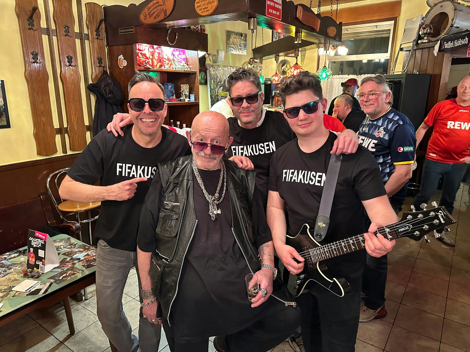 Videodreh zum Song „Fifakusen“ in einer Kölner Kneipe.