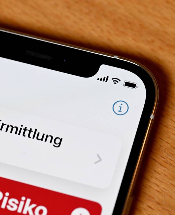 Die Startseite der Corona-Warn-App ist auf einem Bildschirm eines Smartphones zu sehen.