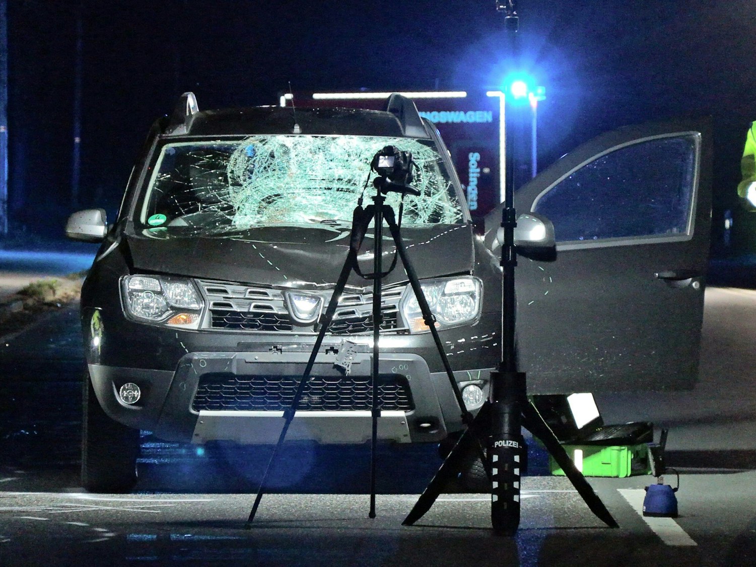 Ein 23-jähriger Fußgänger ist bei einem Autounfall in Solingen ums Leben gekommen. Der Mann war in der Nacht zu Sonntag ersten Erkenntnissen zufolge auf der Straße unterwegs und von einem Wagen erfasst worden, wie ein Polizeisprecher sagte. Polizisten arbeiten an dem Unfallwagen.