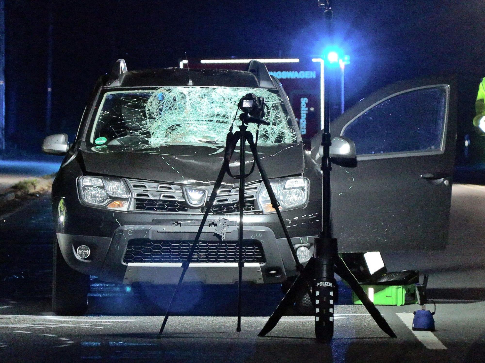 Ein 23-jähriger Fußgänger ist bei einem Autounfall in Solingen ums Leben gekommen. Der Mann war in der Nacht zu Sonntag ersten Erkenntnissen zufolge auf der Straße unterwegs und von einem Wagen erfasst worden, wie ein Polizeisprecher sagte. Polizisten arbeiten an dem Unfallwagen.