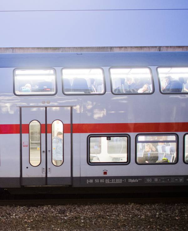 Das Foto zeigt einen IC 2 der Deutschen Bahn. Rund drei Wochen vor dem Start des 49-Euro-Tickets war noch unklar, ob Bahnkunden und Bahnkundinnen im Sauerland weiterhin von einer Sonderregelung profitieren, die die Nutzung von ICs mit Nahverkehrstickets ermöglicht.