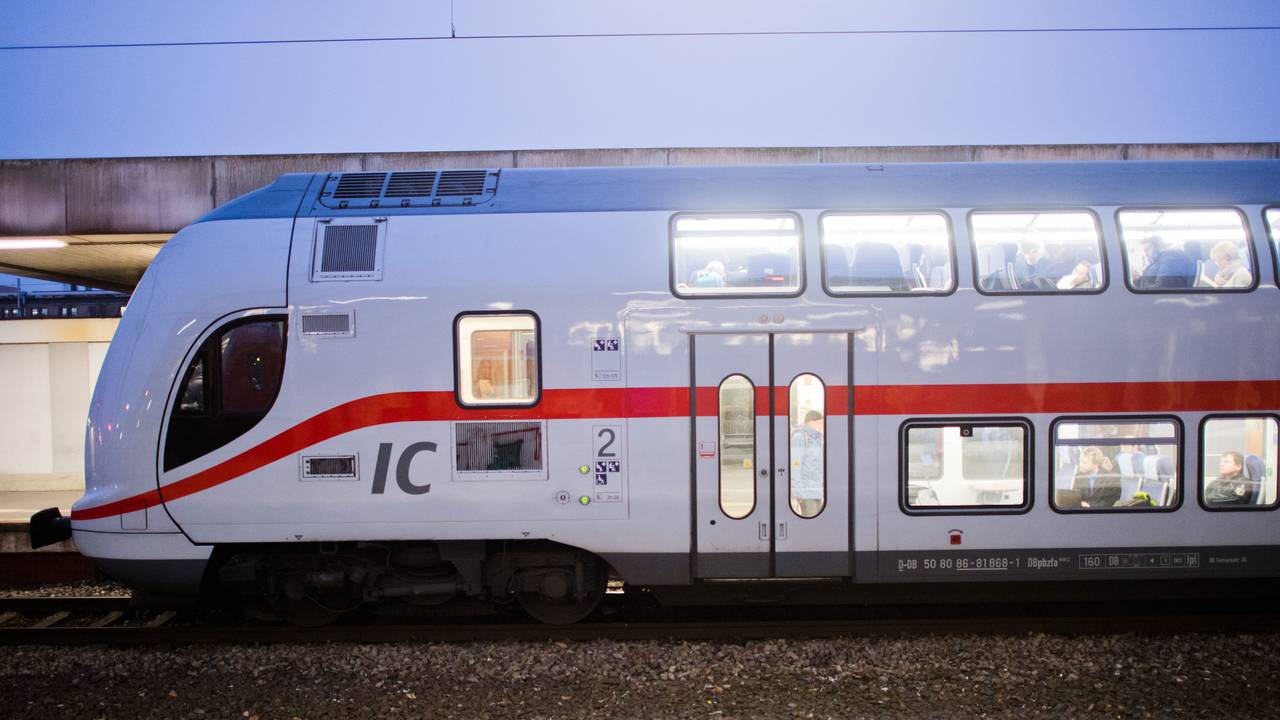 Das Foto zeigt einen IC 2 der Deutschen Bahn. Rund drei Wochen vor dem Start des 49-Euro-Tickets war noch unklar, ob Bahnkunden und Bahnkundinnen im Sauerland weiterhin von einer Sonderregelung profitieren, die die Nutzung von ICs mit Nahverkehrstickets ermöglicht.