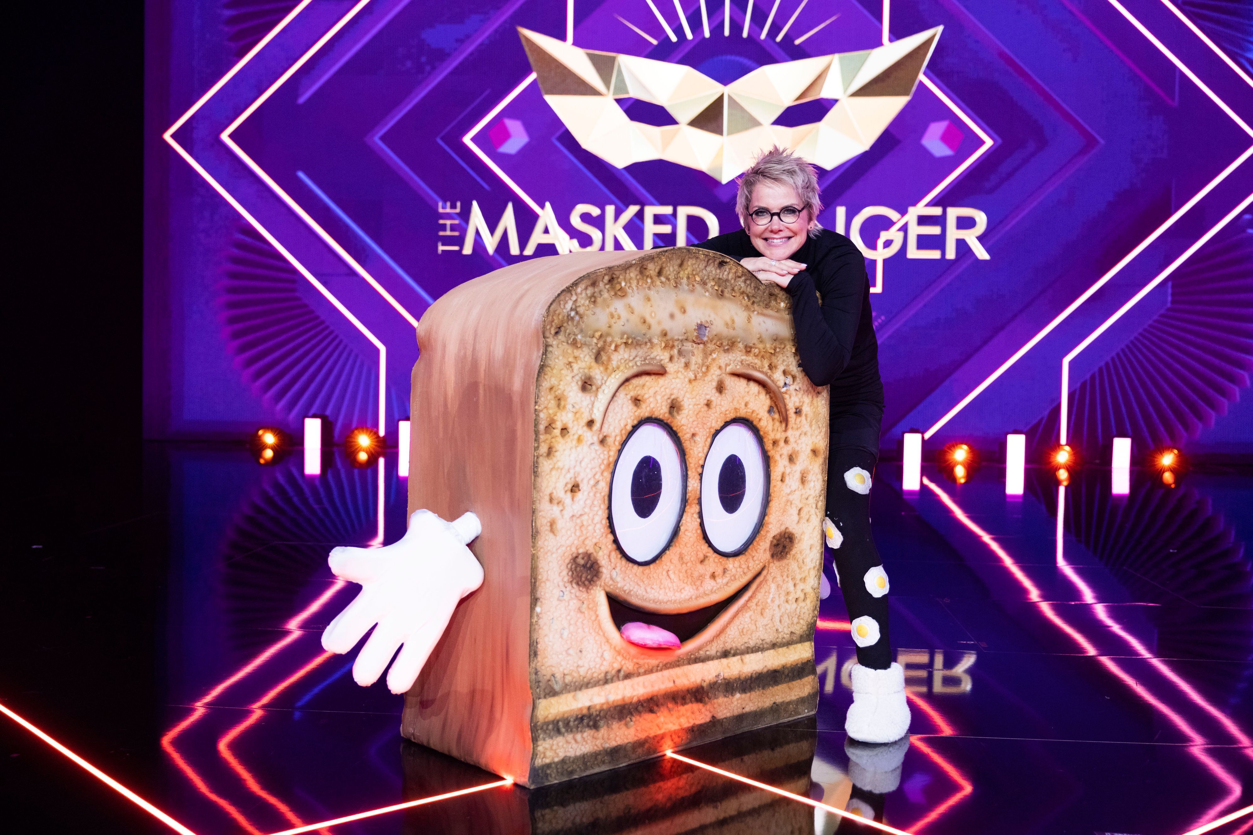 Inka Bause, Moderatorin und Schlagersängerin steht als Figur „Der Toast“ in der ProSieben-Show „The Masked Singer“ auf der Bühne.