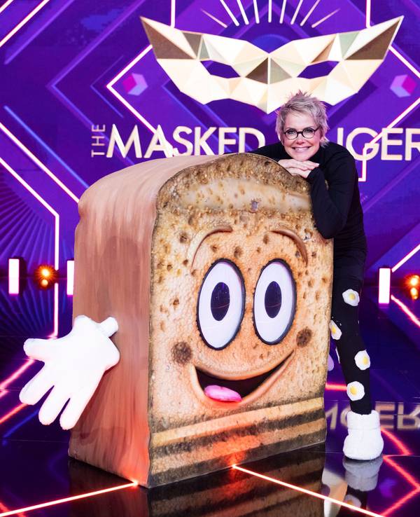 Inka Bause, Moderatorin und Schlagersängerin steht als Figur „Der Toast“ in der ProSieben-Show „The Masked Singer“ auf der Bühne.