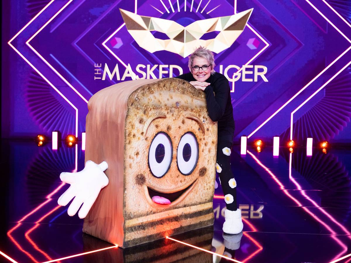 Inka Bause, Moderatorin und Schlagersängerin steht als Figur „Der Toast“ in der ProSieben-Show „The Masked Singer“ auf der Bühne.