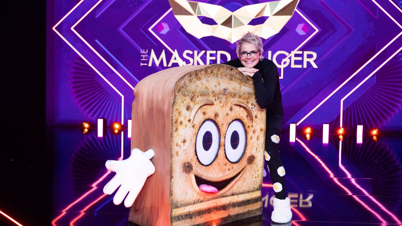 Inka Bause, Moderatorin und Schlagersängerin steht als Figur „Der Toast“ in der ProSieben-Show „The Masked Singer“ auf der Bühne.