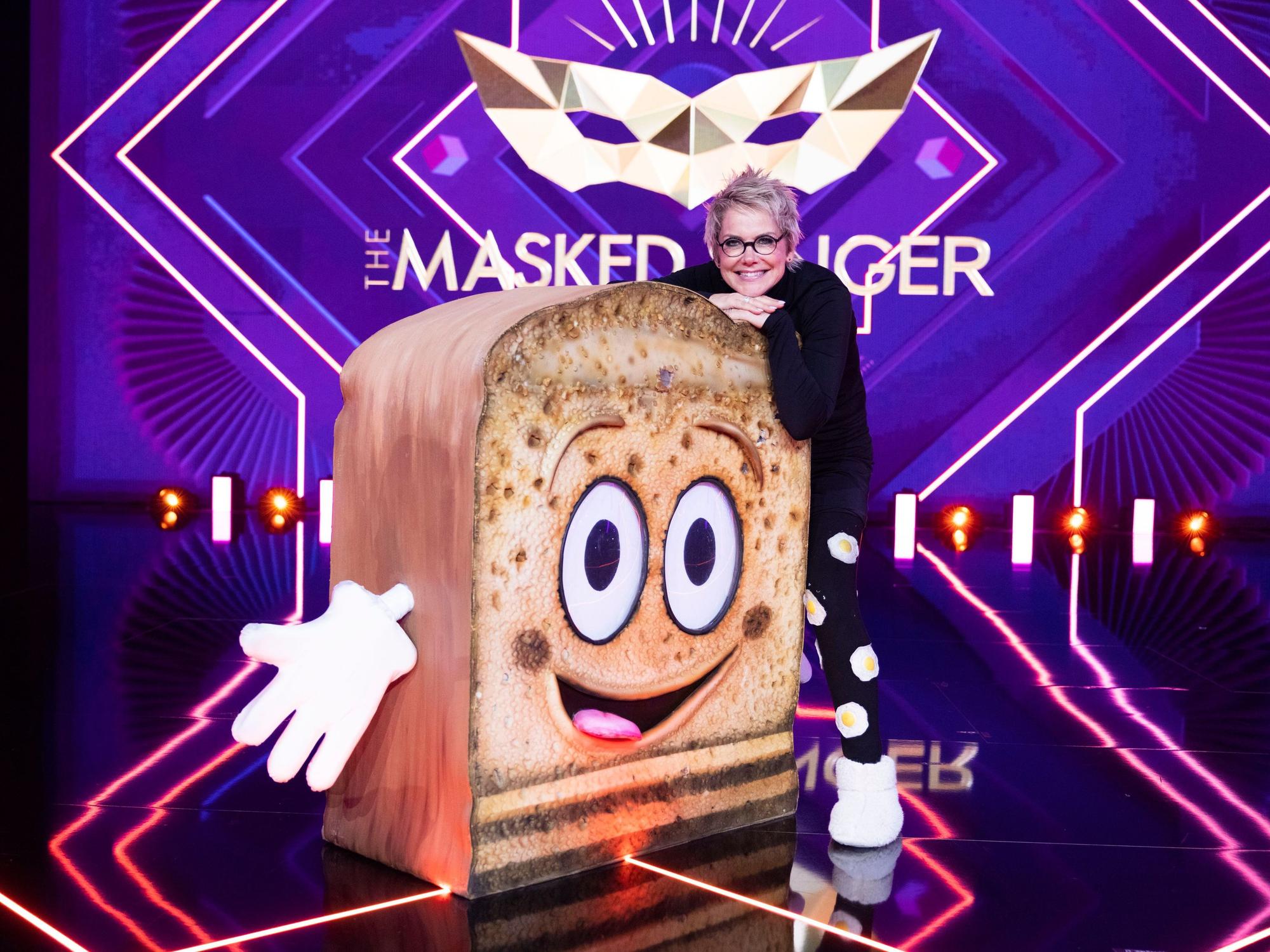Inka Bause, Moderatorin und Schlagersängerin steht als Figur „Der Toast“ in der ProSieben-Show „The Masked Singer“ auf der Bühne.