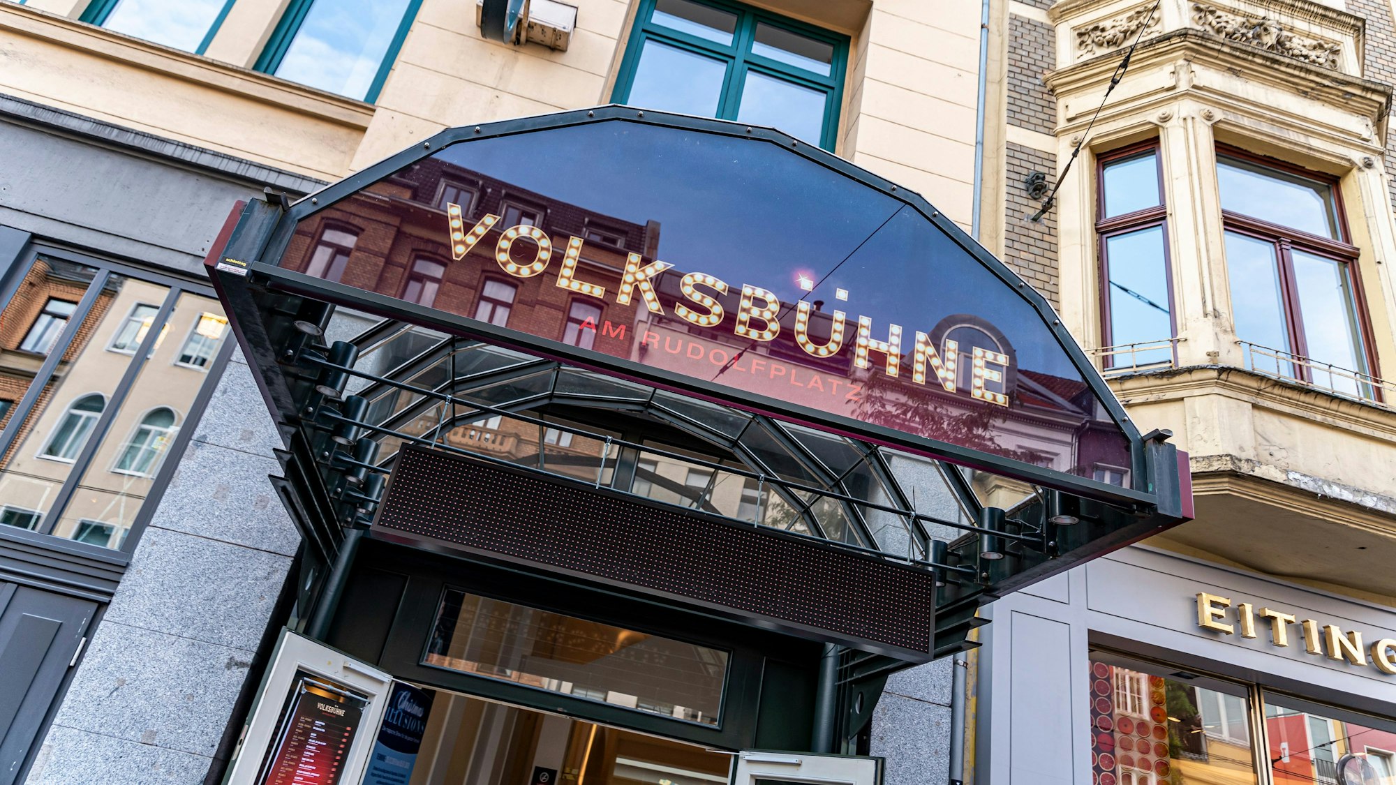 Blick von außen auf den Eingang zur Volksbühne am Rudolfplatz in Köln.