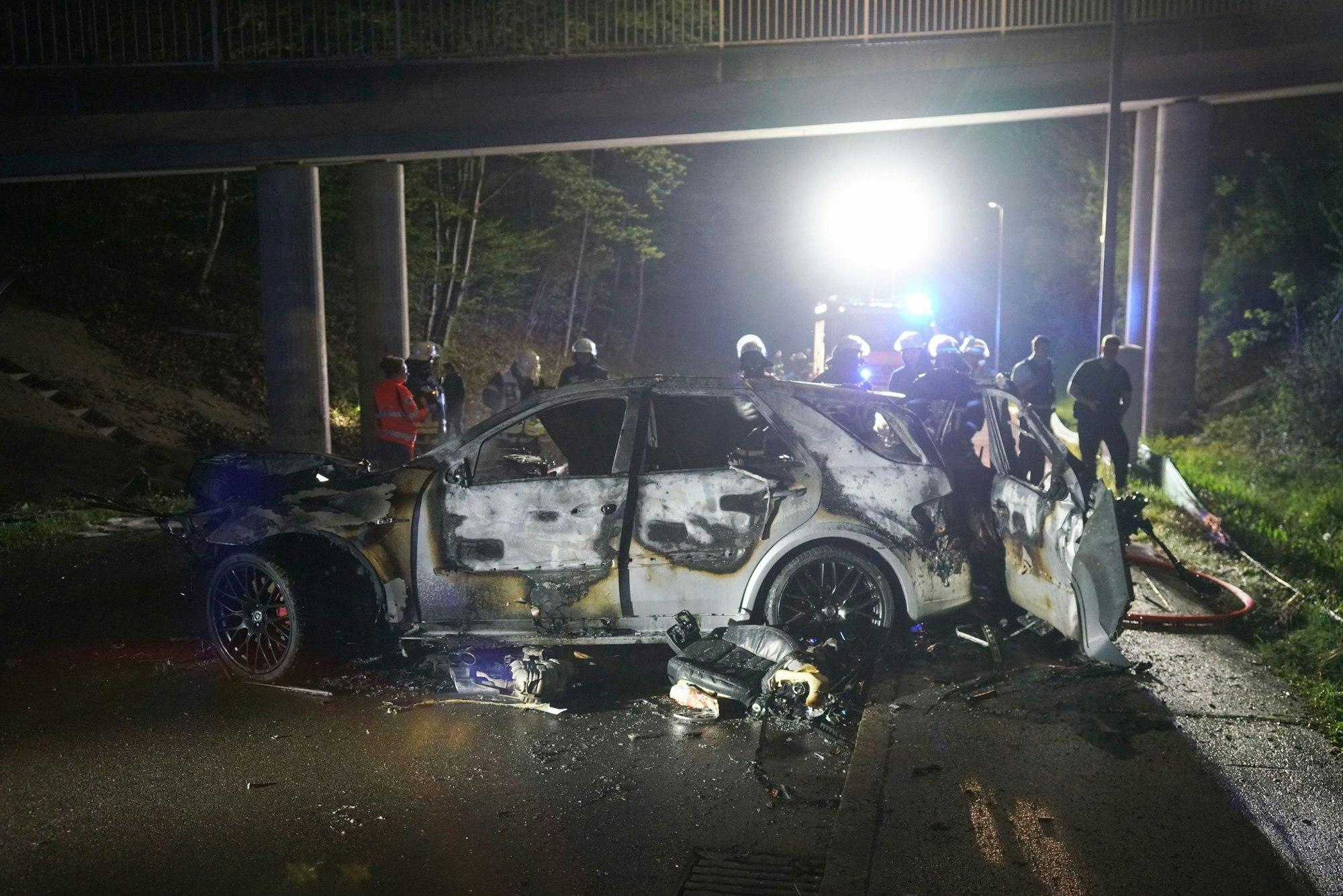 Baden-Württemberg, Göppingen: Ein Autowrack steht nach einem Unfall am 30. April 2023 auf der Straße. Der 22-jährige Beifahrer des Sportwagens ist in der Nacht zum Sonntag dabei ums Leben gekommen.