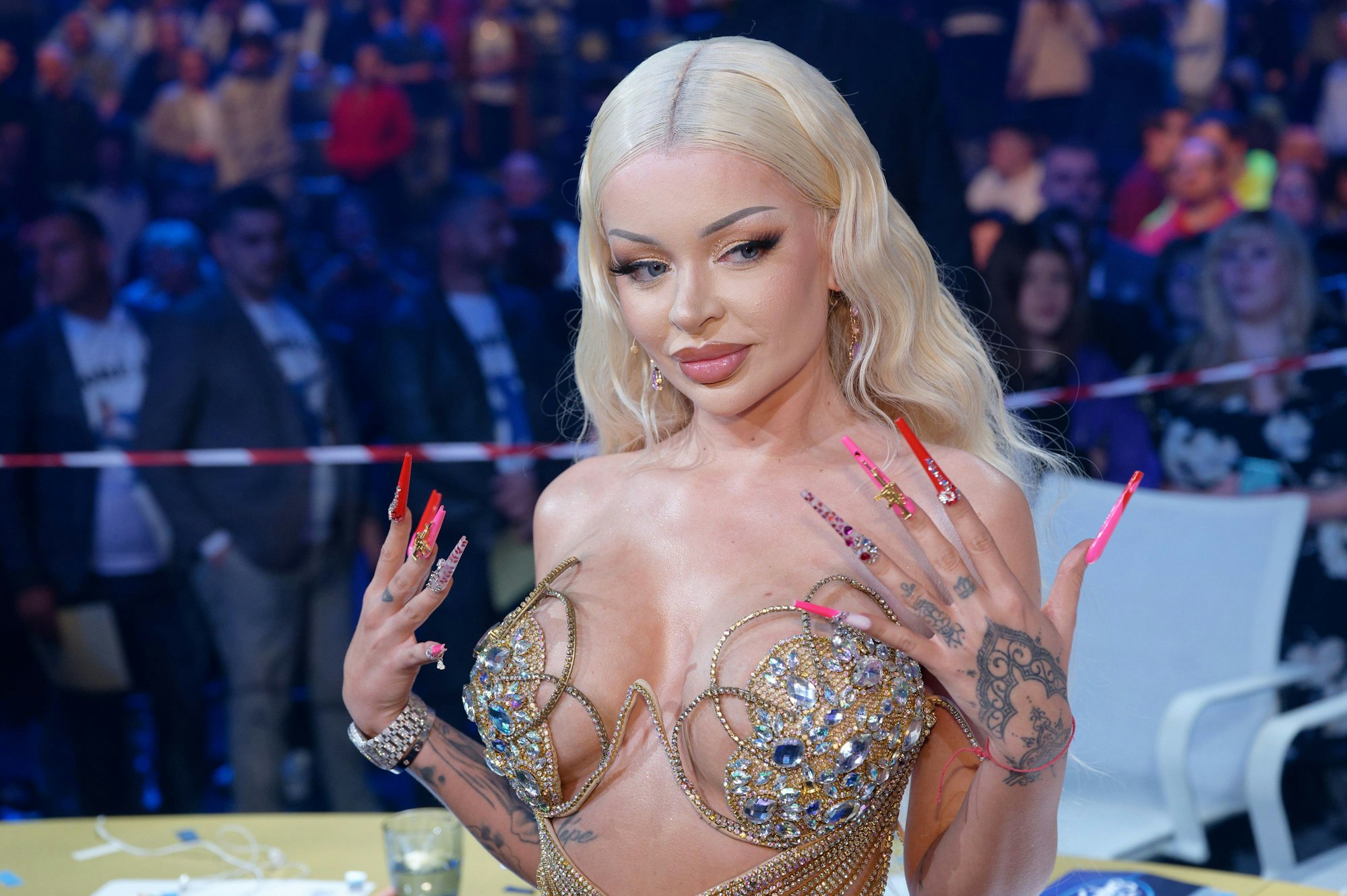 Jurorin Katja Krasavice steht nach dem Finale der Castingshow „Deutschland sucht den Superstar“ auf der Bühne.