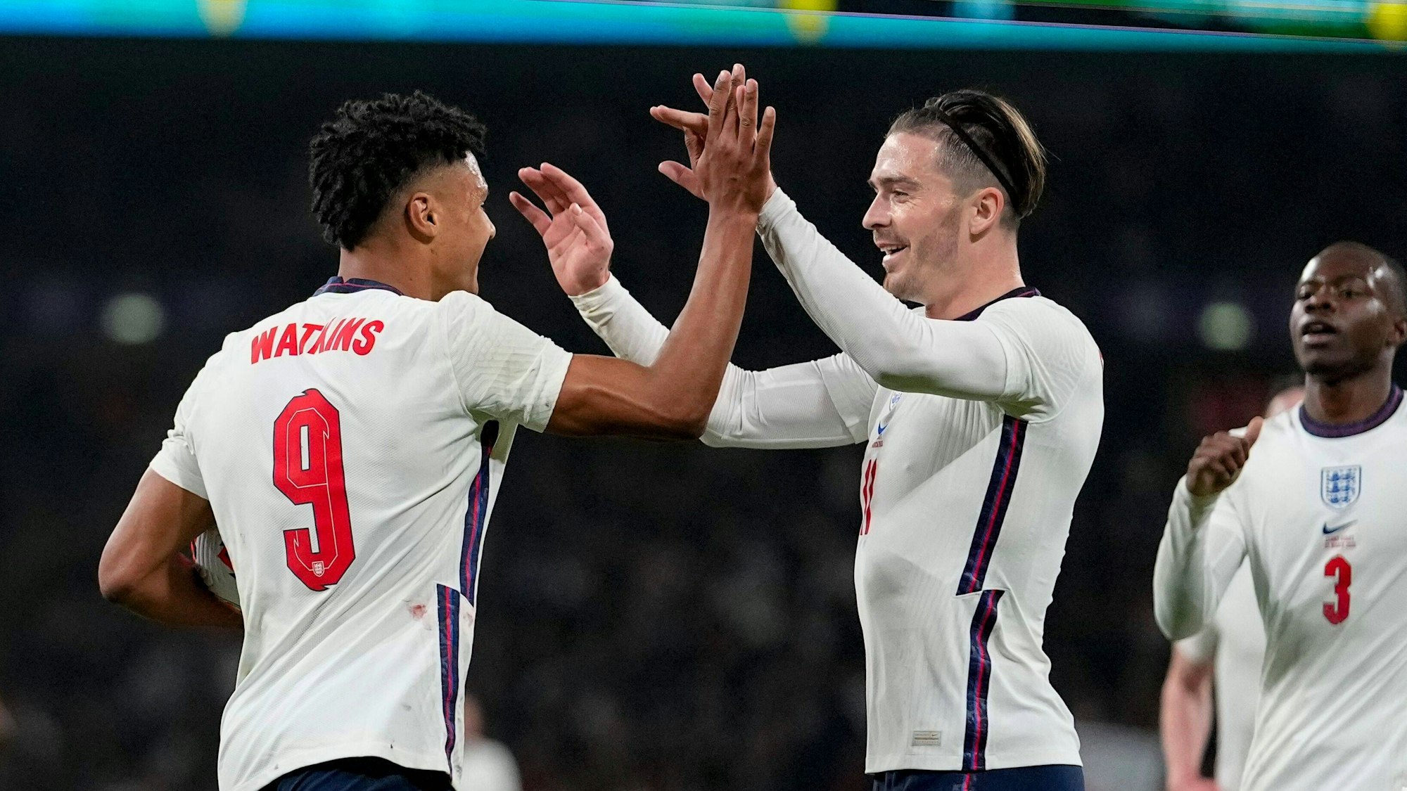 Ollie Watkins bejubelt mit Jack Grealish seinen Treffer gegen die Elfenbeinküste.