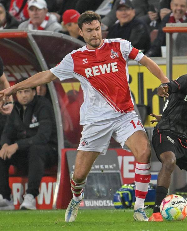 Kölns Jonas Hector und Leverkusens Jeremie Frimpong kämpfen um den Ball.