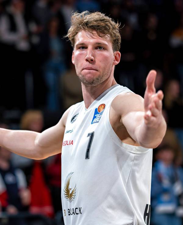 Lukas Meisner gestikuliert bei einem Spiel der Hamburg Towers.