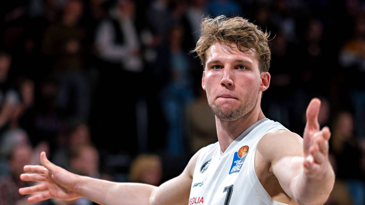 Lukas Meisner gestikuliert bei einem Spiel der Hamburg Towers.