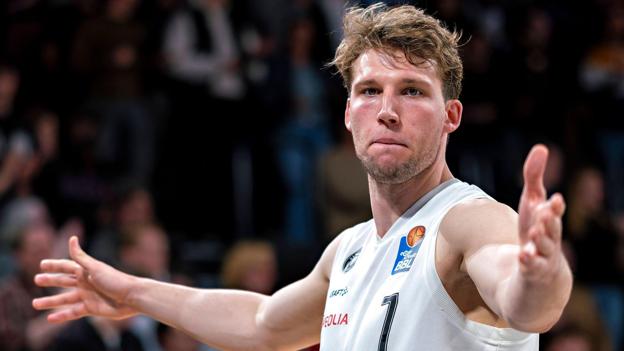 Lukas Meisner gestikuliert bei einem Spiel der Hamburg Towers.