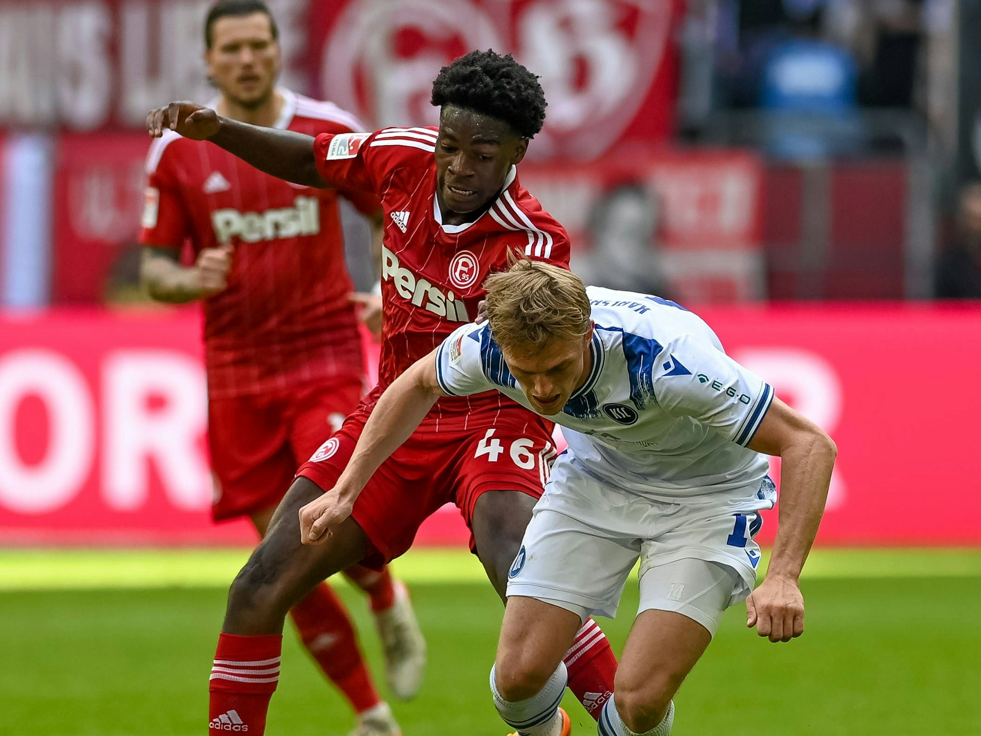 Elione Fernandes und Mikkel Kaufmann kämpfen um den Ball.