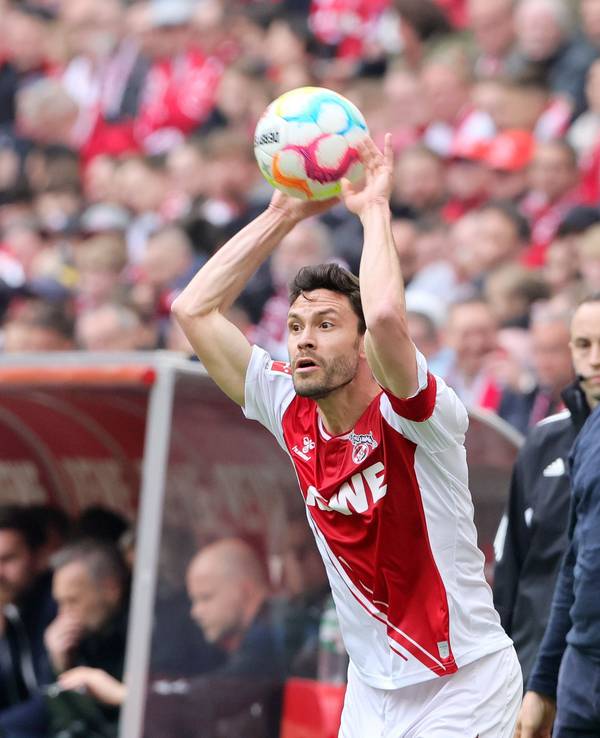 Jonas Hector führt einen Einwurf aus.