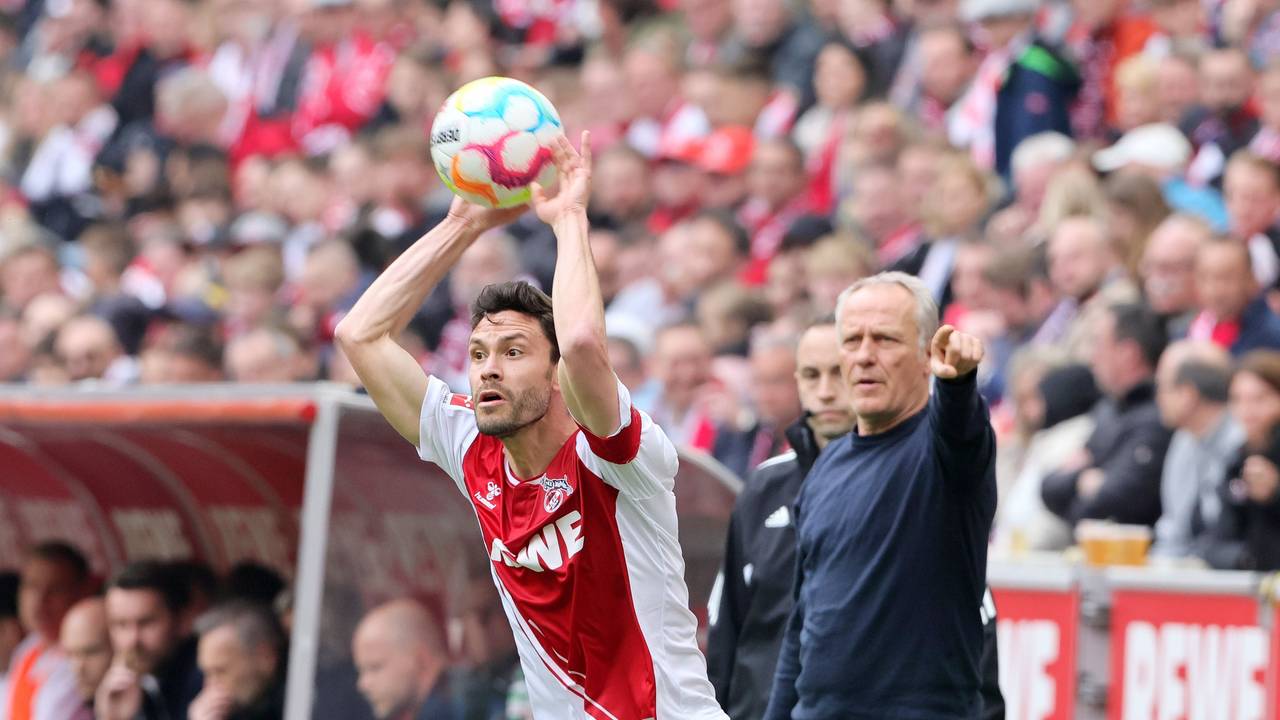 Jonas Hector führt einen Einwurf aus.