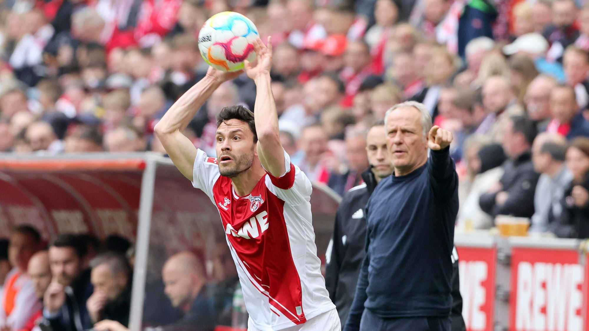 Jonas Hector führt einen Einwurf aus.