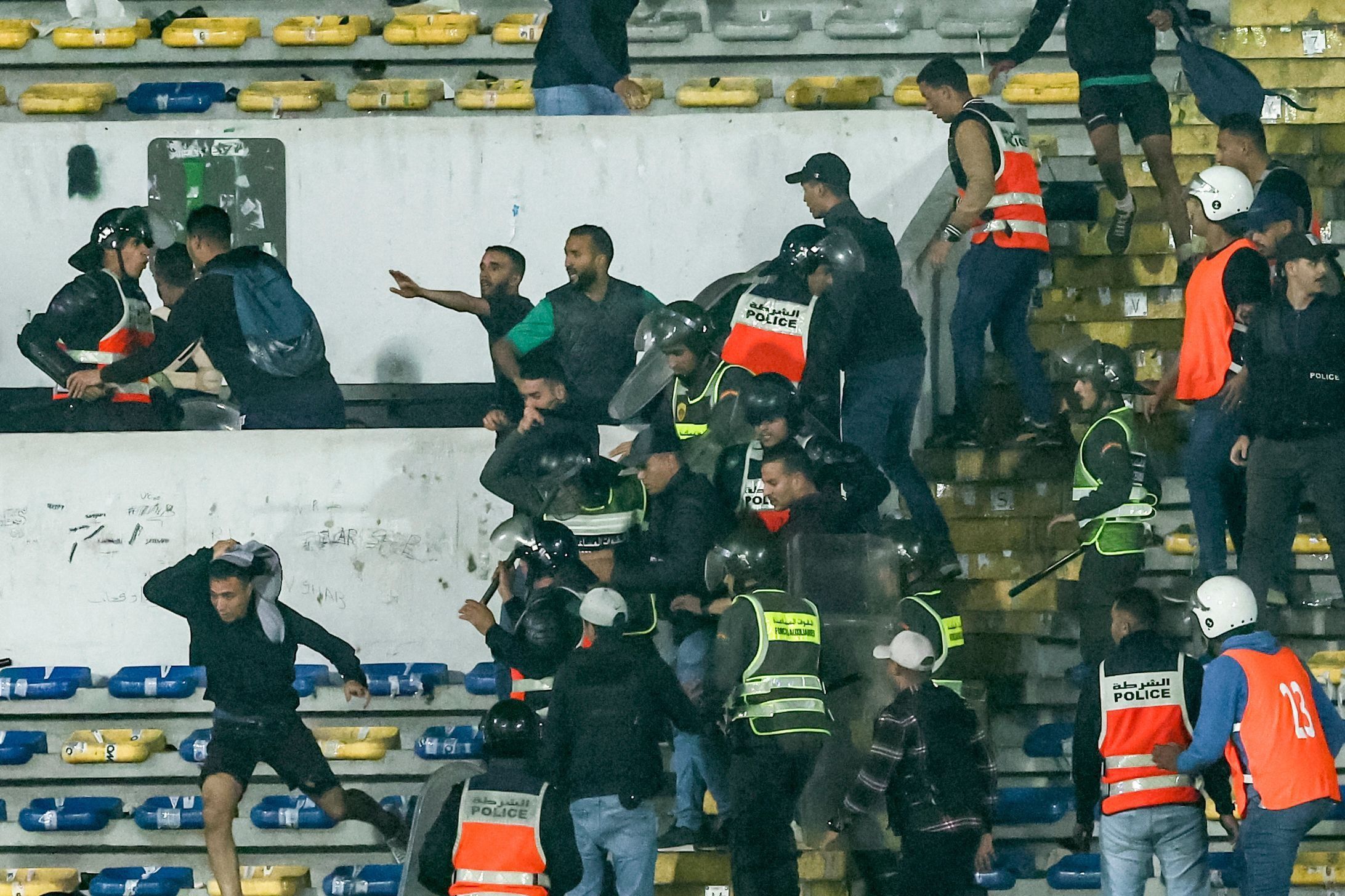 Die Polizei muss bei gewalttätigen Auseinandersetzungen zwischen Fans eingreifen.