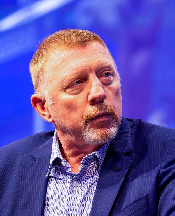 Boris Becker sitzt während eines Gesprächs