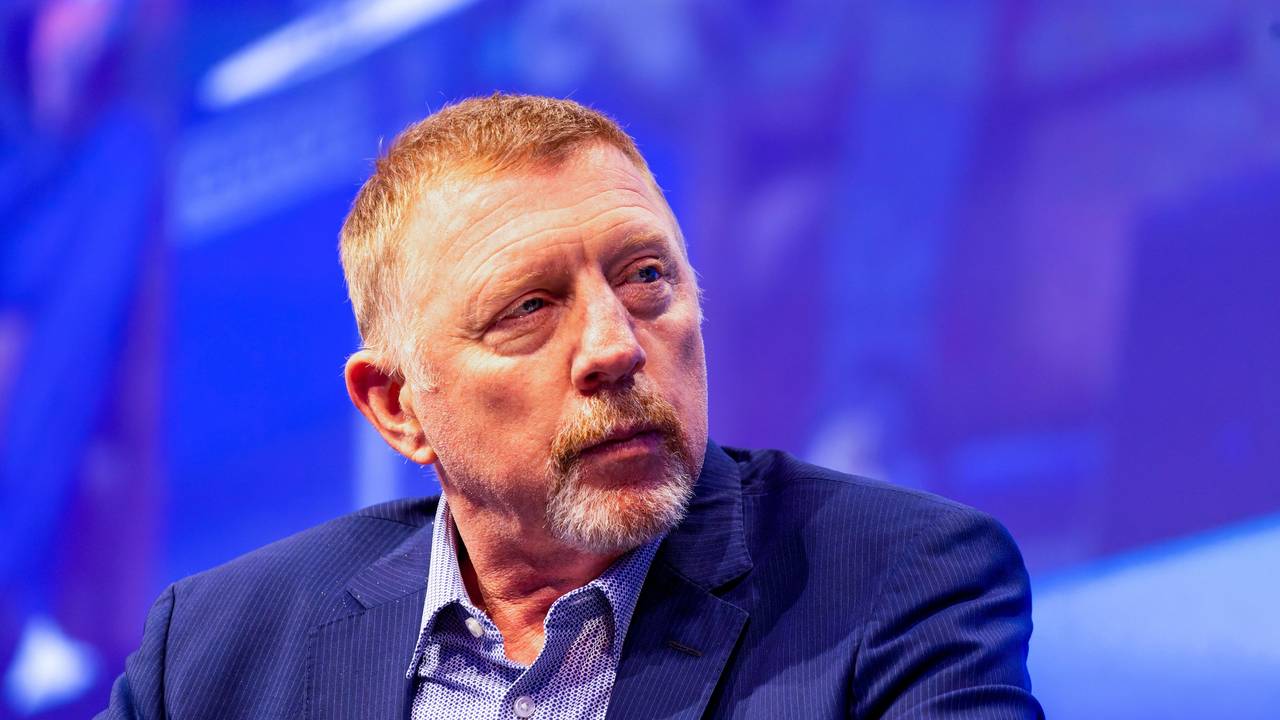 Boris Becker sitzt während eines Gesprächs