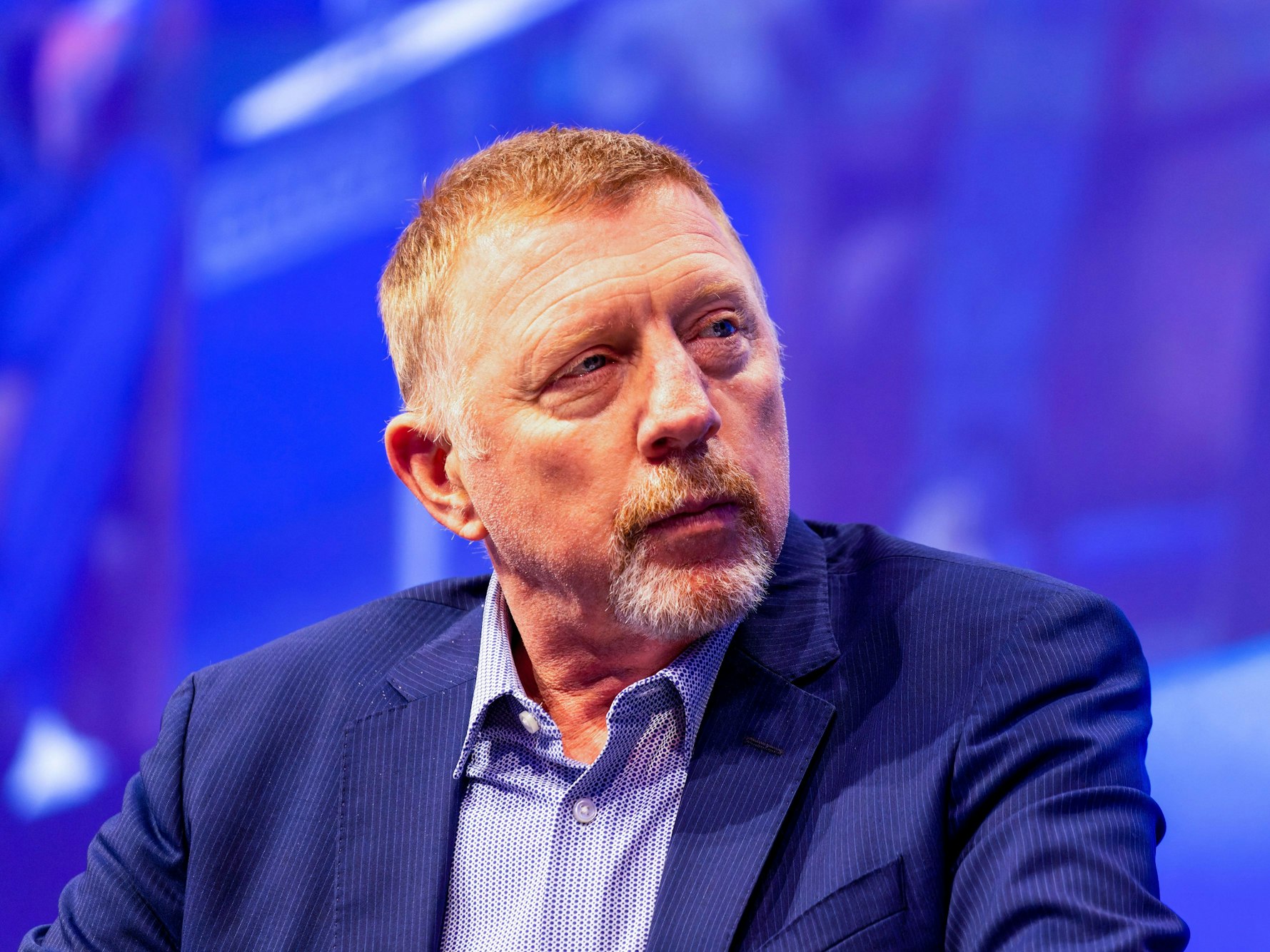 Boris Becker sitzt während eines Gesprächs