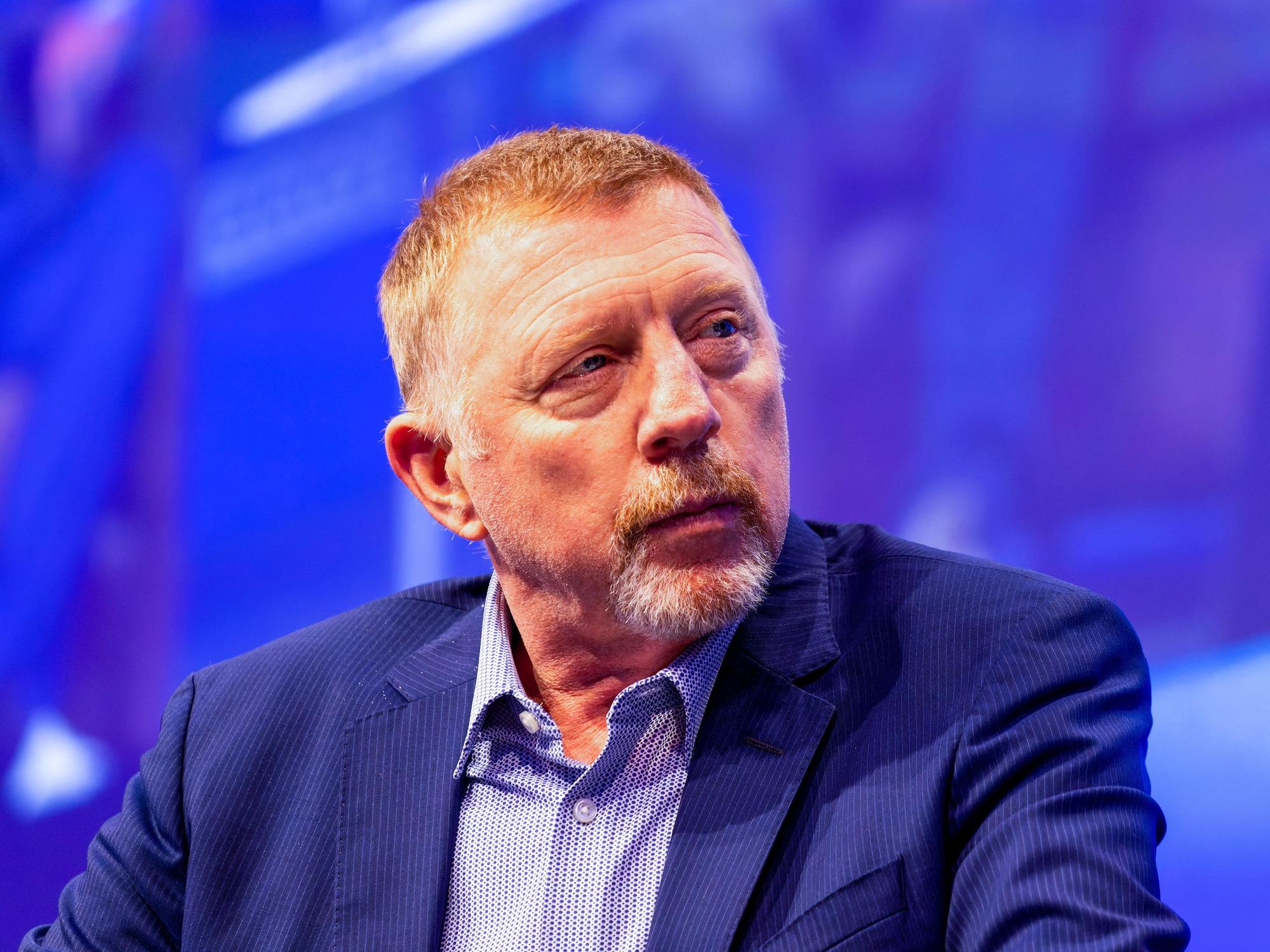 Boris Becker sitzt während eines Gesprächs