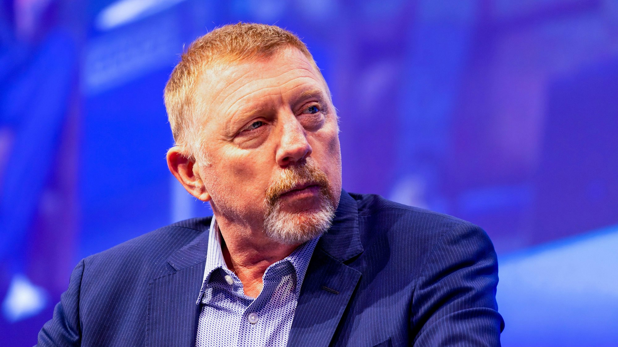Boris Becker sitzt während einem Gespräch mit dem Sportjournalisten Masefield (nicht im Bild) auf der Bühne des „Cloudfest“.