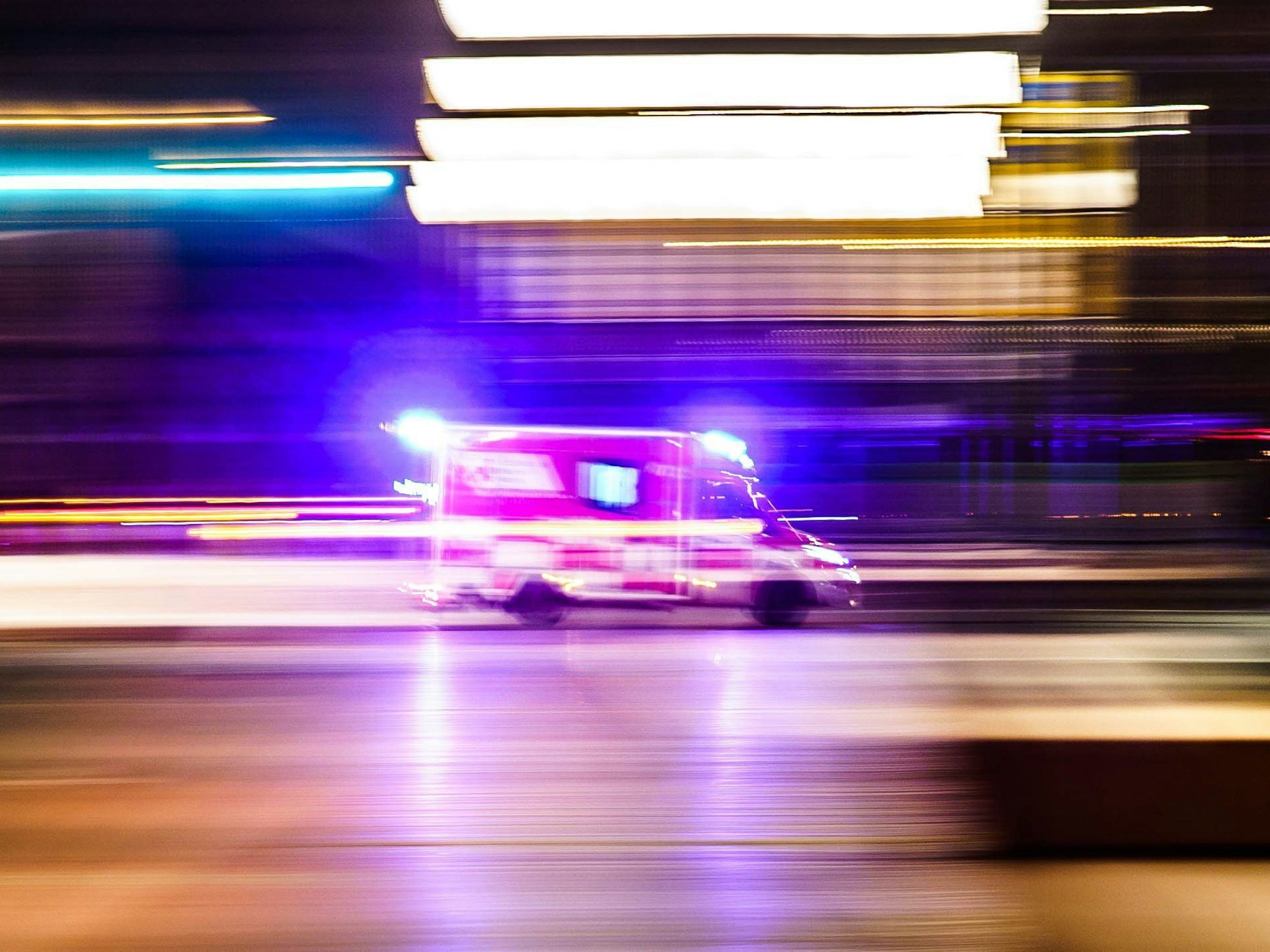 Ein Rettungswagen mit Blaulicht.