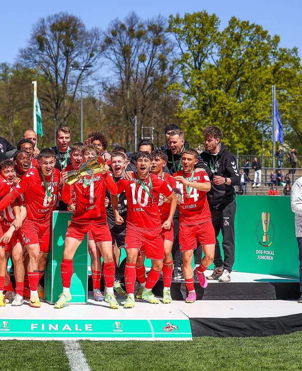 Die U19 des 1. FC Köln feiert ihren DFB-Pokal-Triumph.