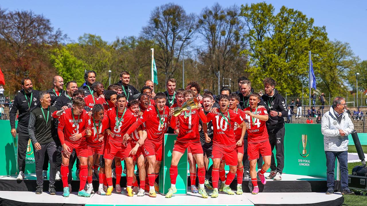 Die U19 des 1. FC Köln feiert ihren DFB-Pokal-Triumph.