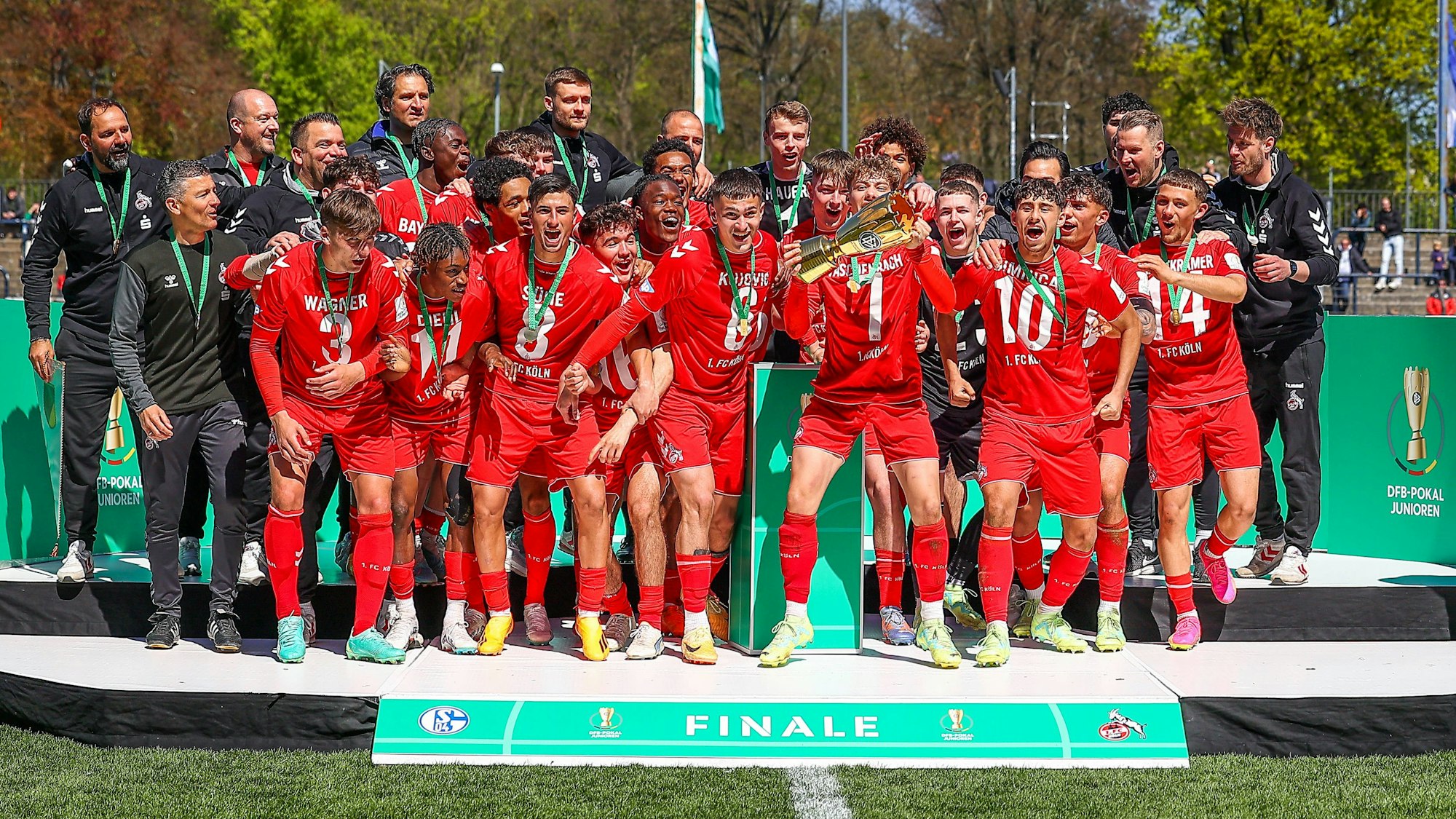Die U19 des 1. FC Köln feiert ihren DFB-Pokal-Triumph.