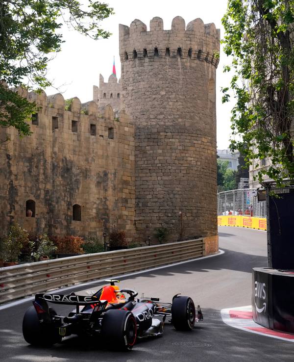 Sergio Perez vom Team Red Bull fährt durch den Stadtkurs in Baku.