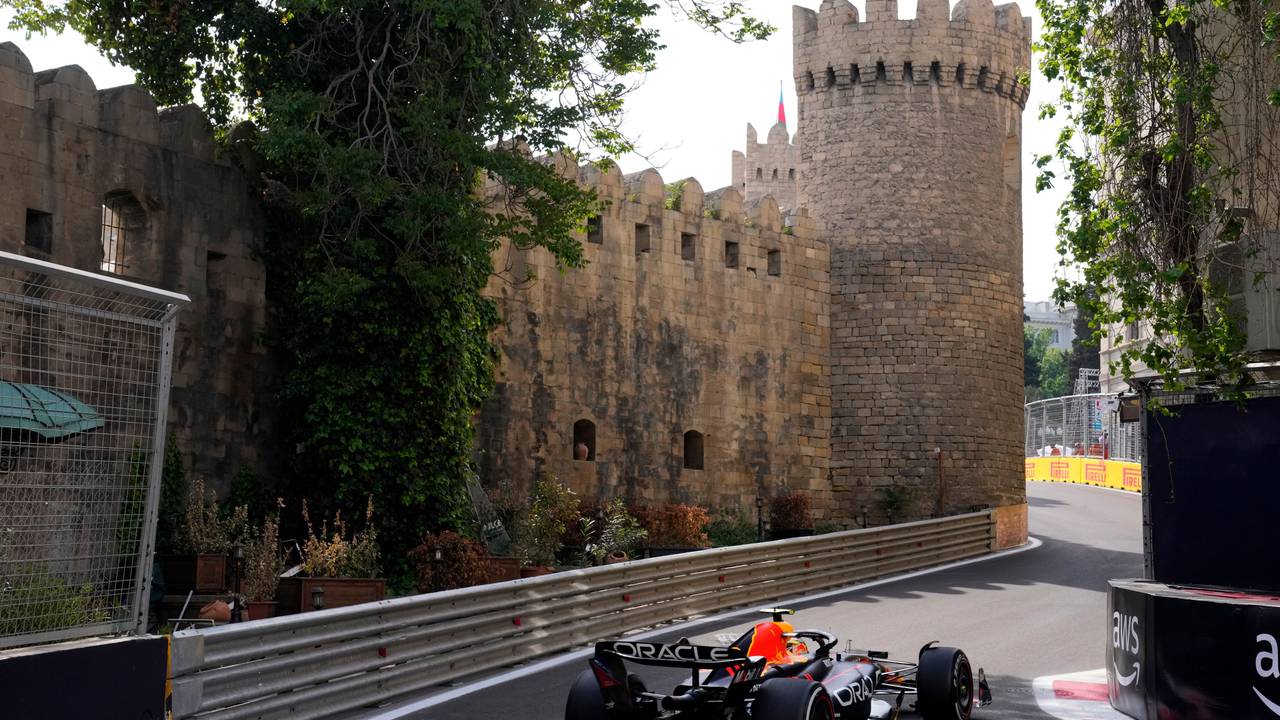 Sergio Perez vom Team Red Bull fährt durch den Stadtkurs in Baku.
