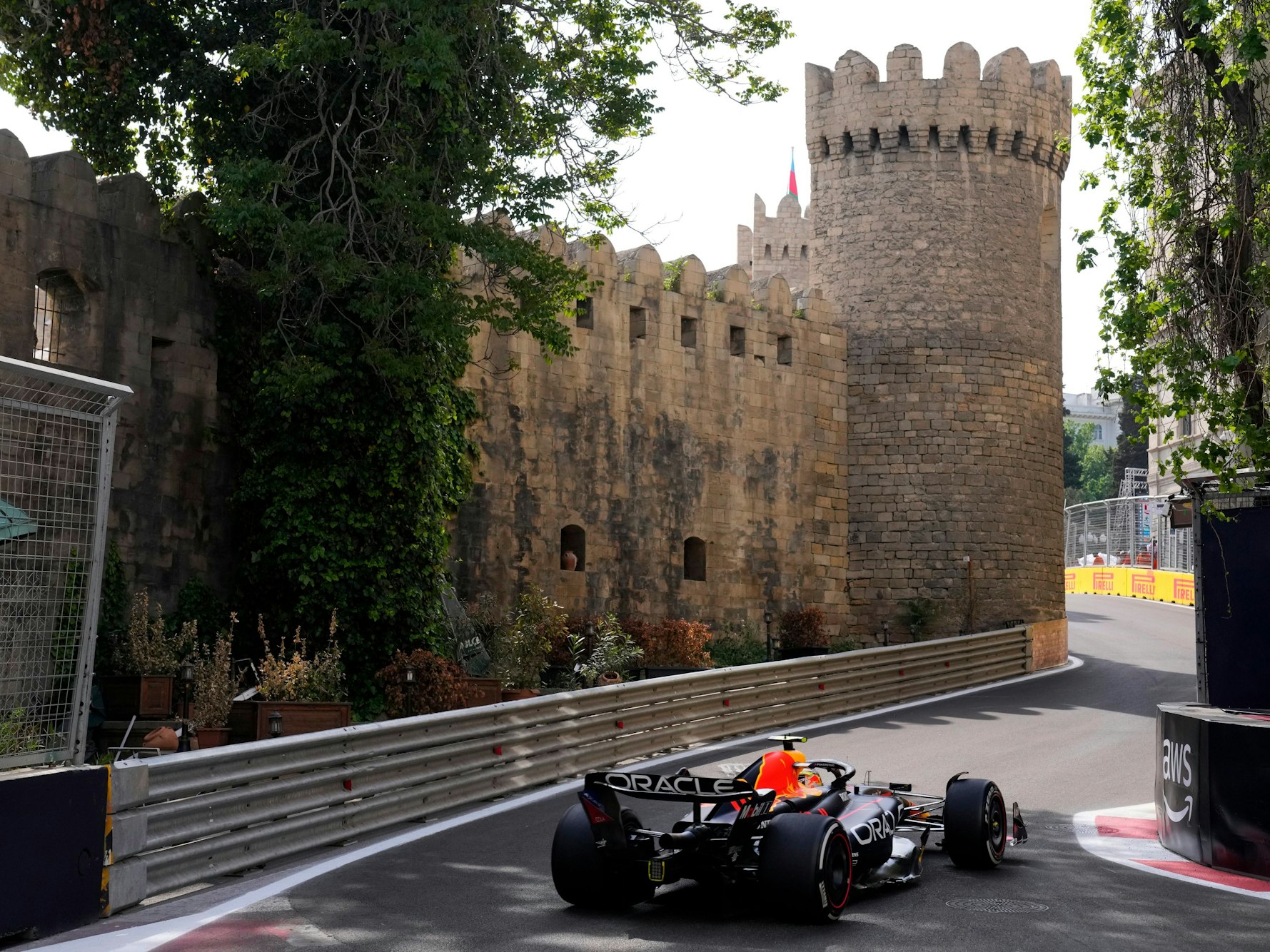 Sergio Perez vom Team Red Bull fährt durch den Stadtkurs in Baku.