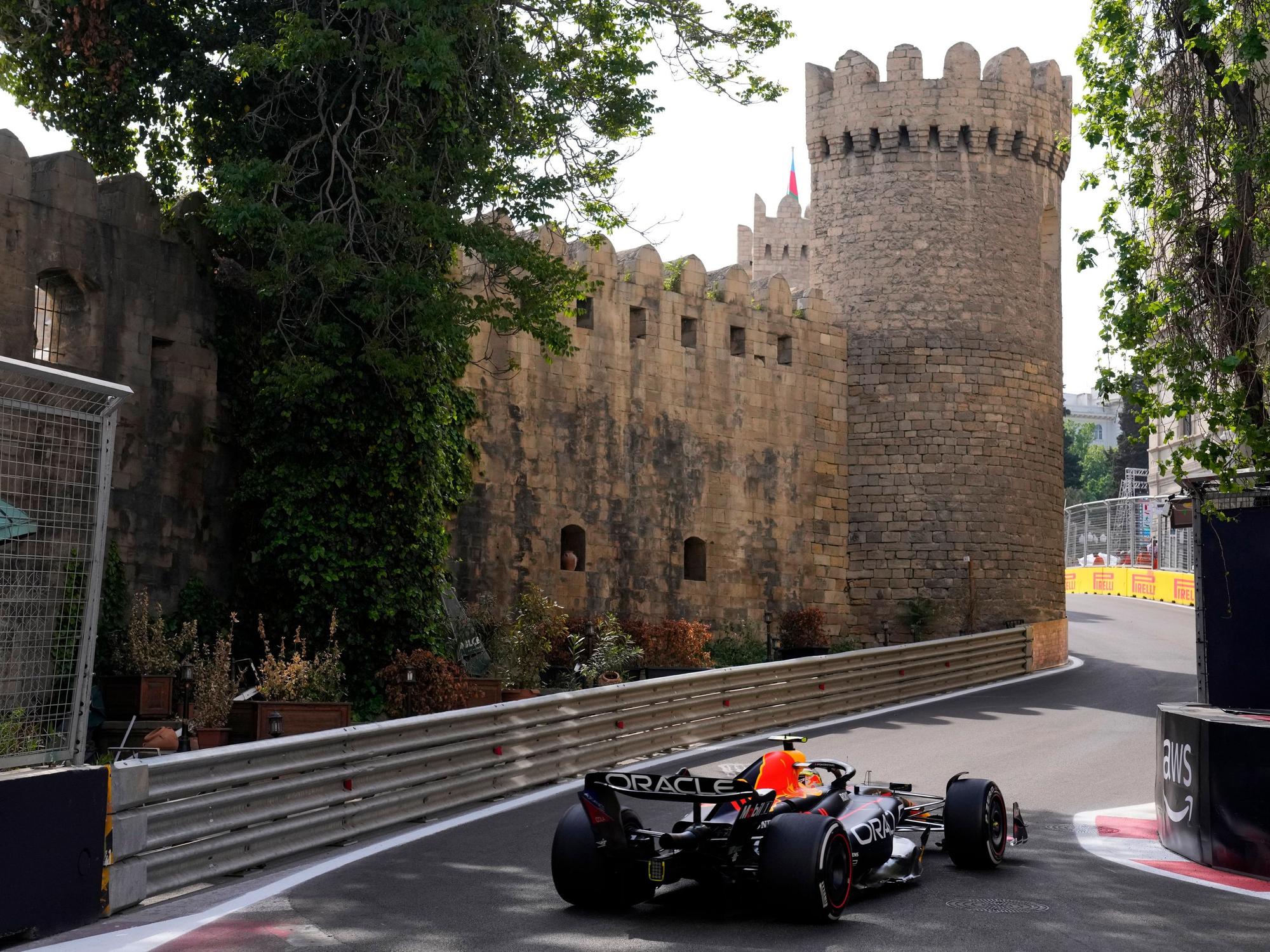 Sergio Perez vom Team Red Bull fährt durch den Stadtkurs in Baku.