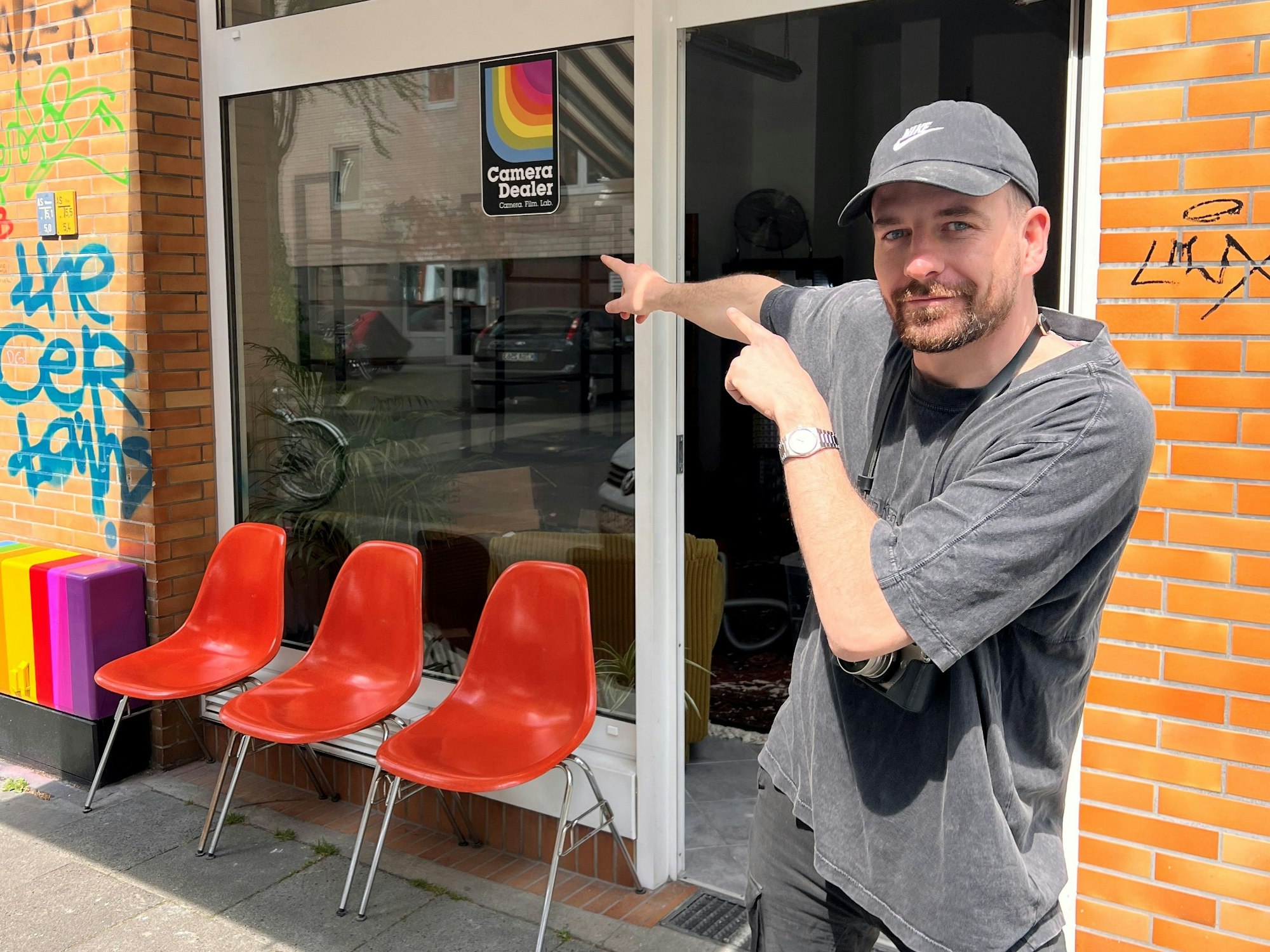 Sascha Drast eröffnet am 2. Mai 2023 in Köln den ersten analogen Vintage Shop. Zu kaufen gibt es dort alles mögliche für die analoge Fotografie.