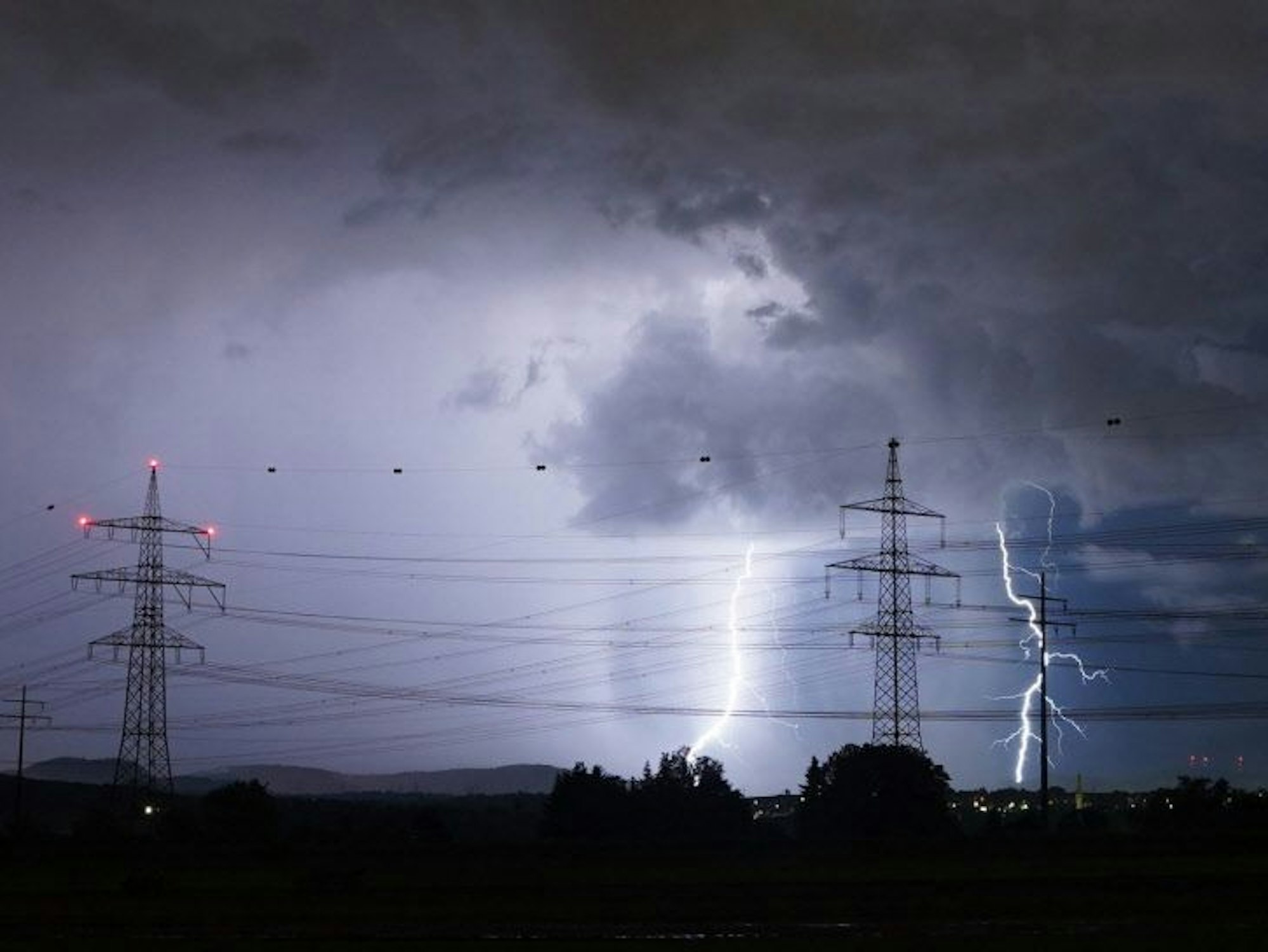 Ein Blitz erhellt den Nachthimmel.