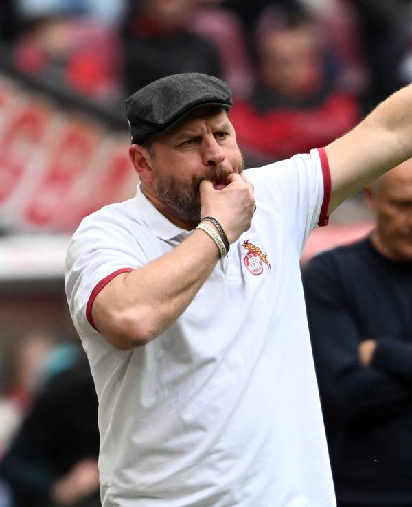 Steffen Baumgart gibt an der Seitenlinie Anweisungen beim Spiel 1. FC Köln gegen SC Freiburg.