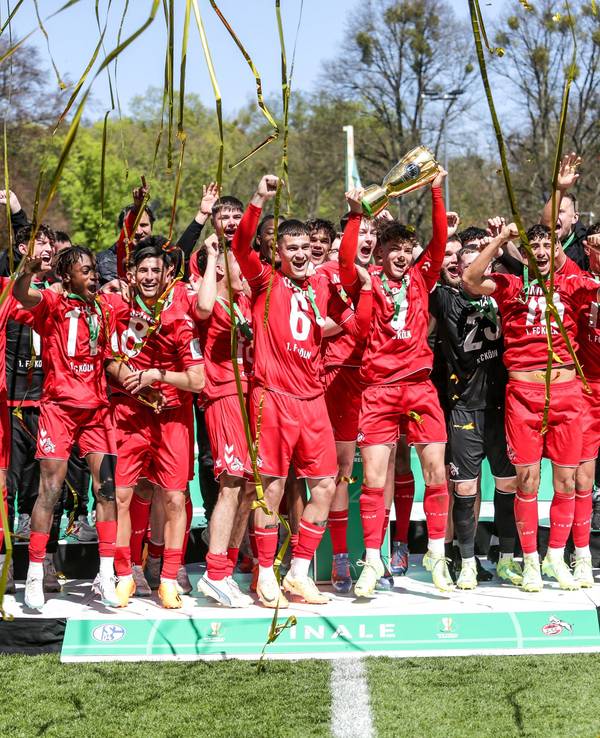 Die U19 des 1. FC Köln feiert ihren DFB-Pokal-Triumph.